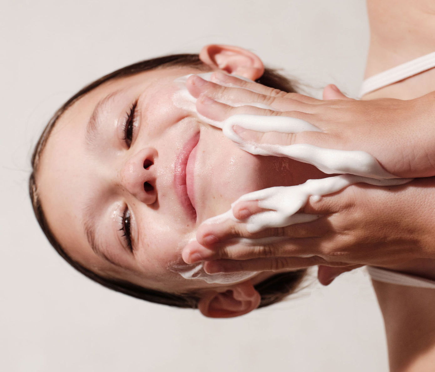 Tween model washing face