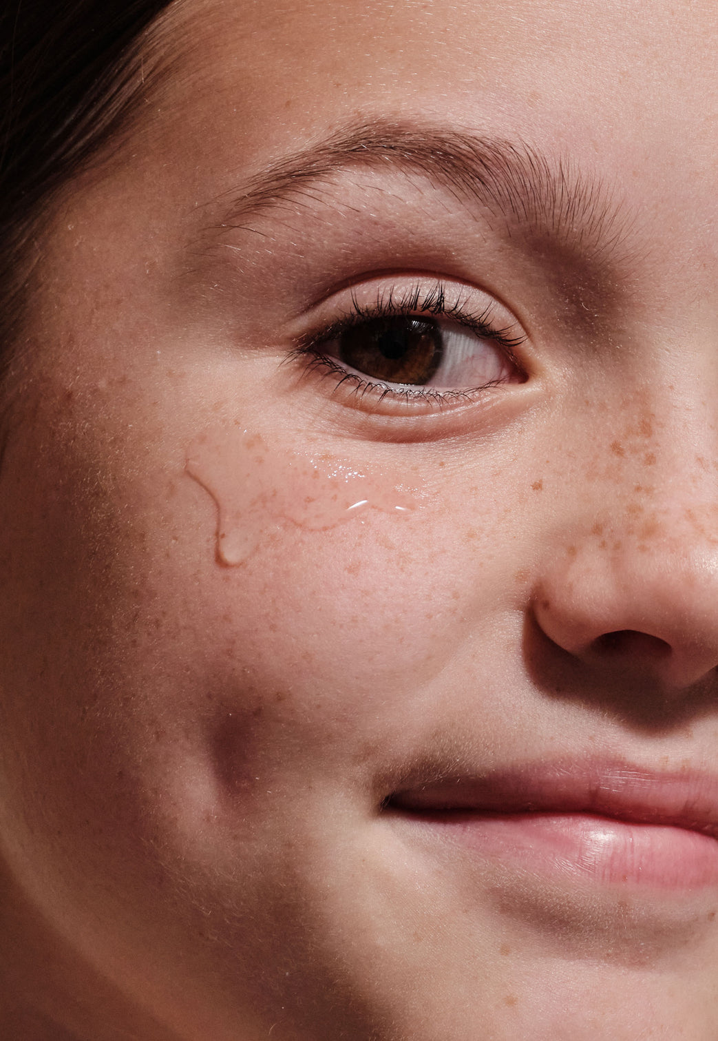 Daily Splash serum on tween model's face